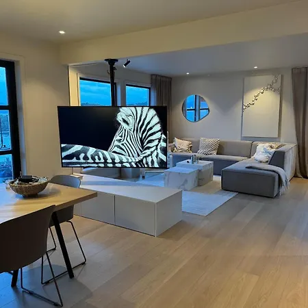 Вилла Large With Boathouse