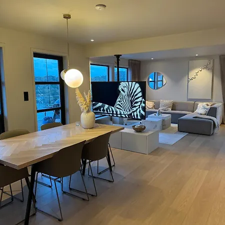Large With Boathouse וילה
